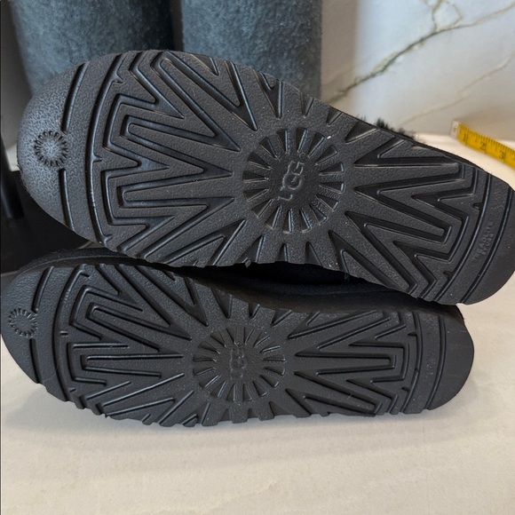 UGG Black Winter Boots with Shearling Lining - Picture 5 of 8